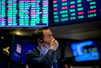 Giới đầu tư bán tháo cổ phiếu